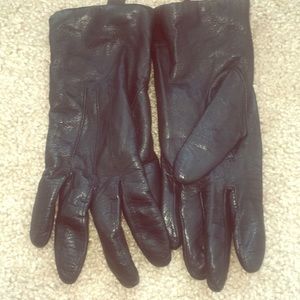 Leather gloves
